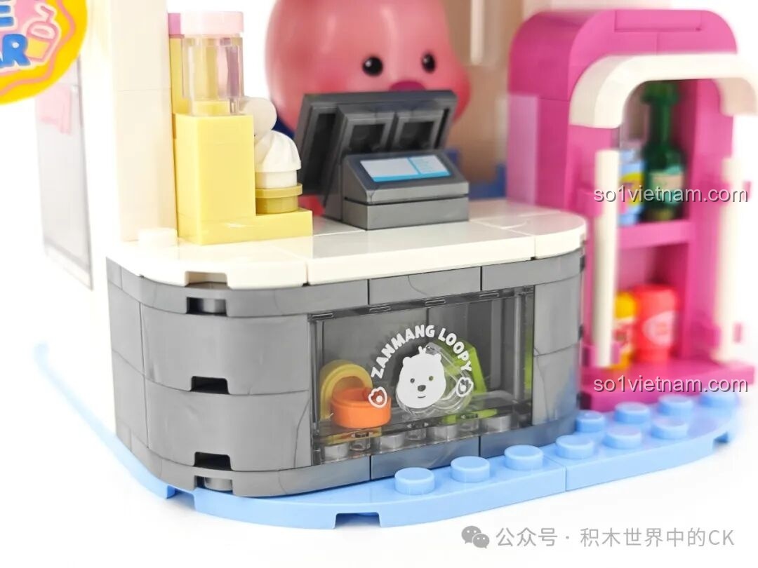 Cận cảnh quầy tính tiền của tiệm kem Loopy, với các chi tiết gạch trong suốt có in hình trang trí.