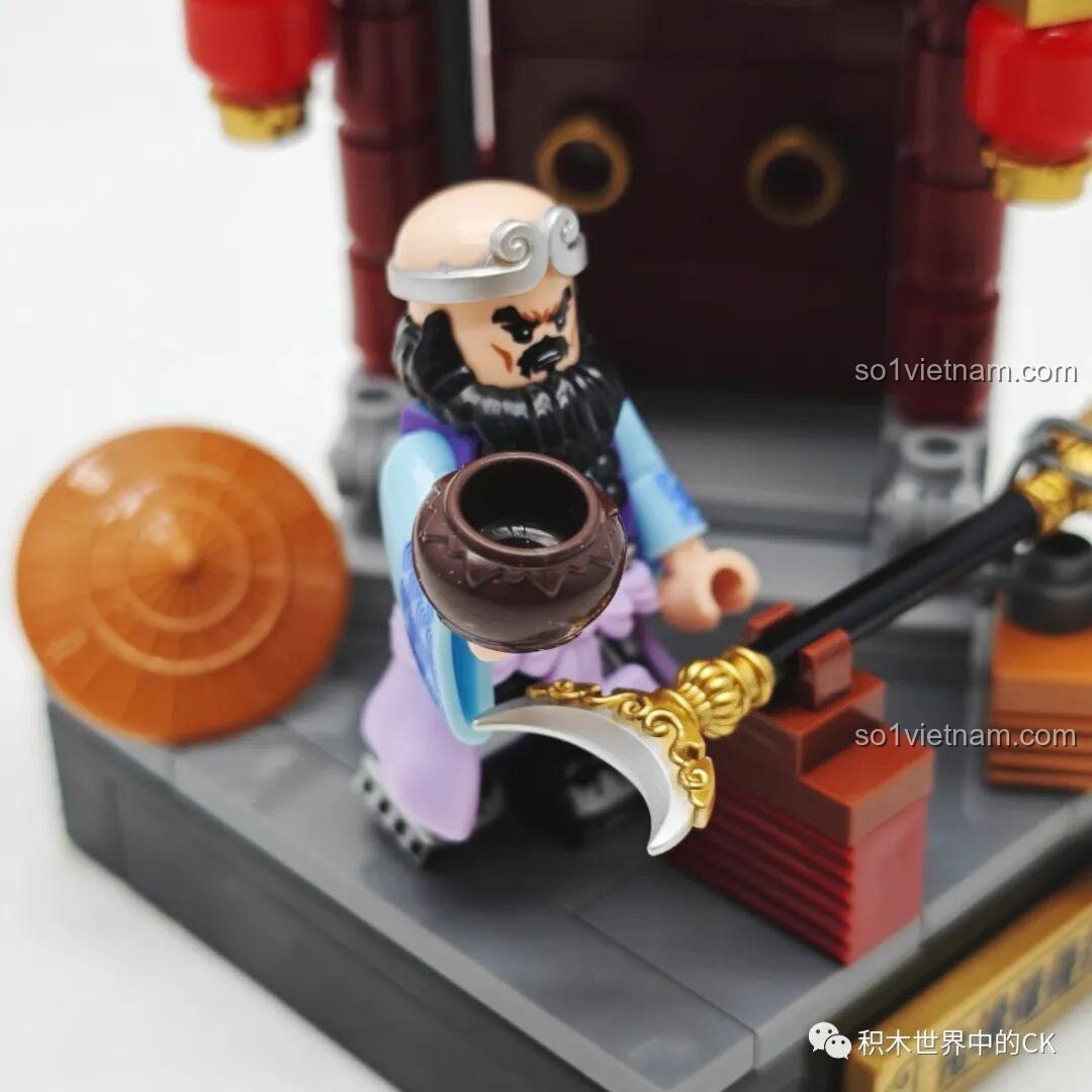 Cận cảnh minifigure Sa Tăng cầm chiếc bát đi khất thực, thể hiện sự cần mẫn.