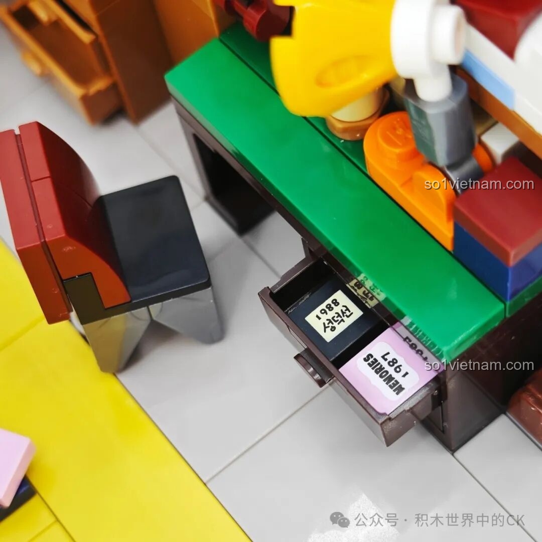 Cận cảnh những cuốn sách nhỏ được in chi tiết bên trong ngăn kéo bàn học, cho thấy sự đầu tư vào tiểu tiết của Keeppley.