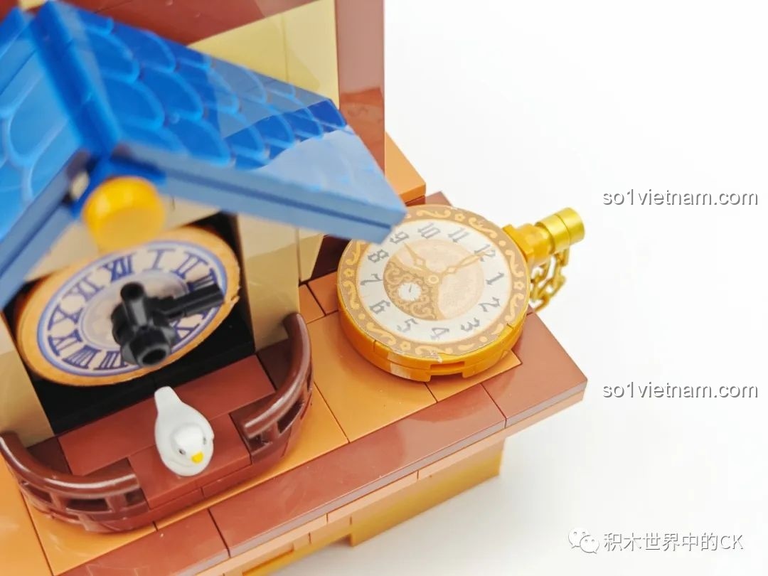 Chi tiết sân khấu múa rối mini trên đế mô hình Pinocchio Wekki 506186, với rèm đỏ và các vật dụng nhỏ bên trong.