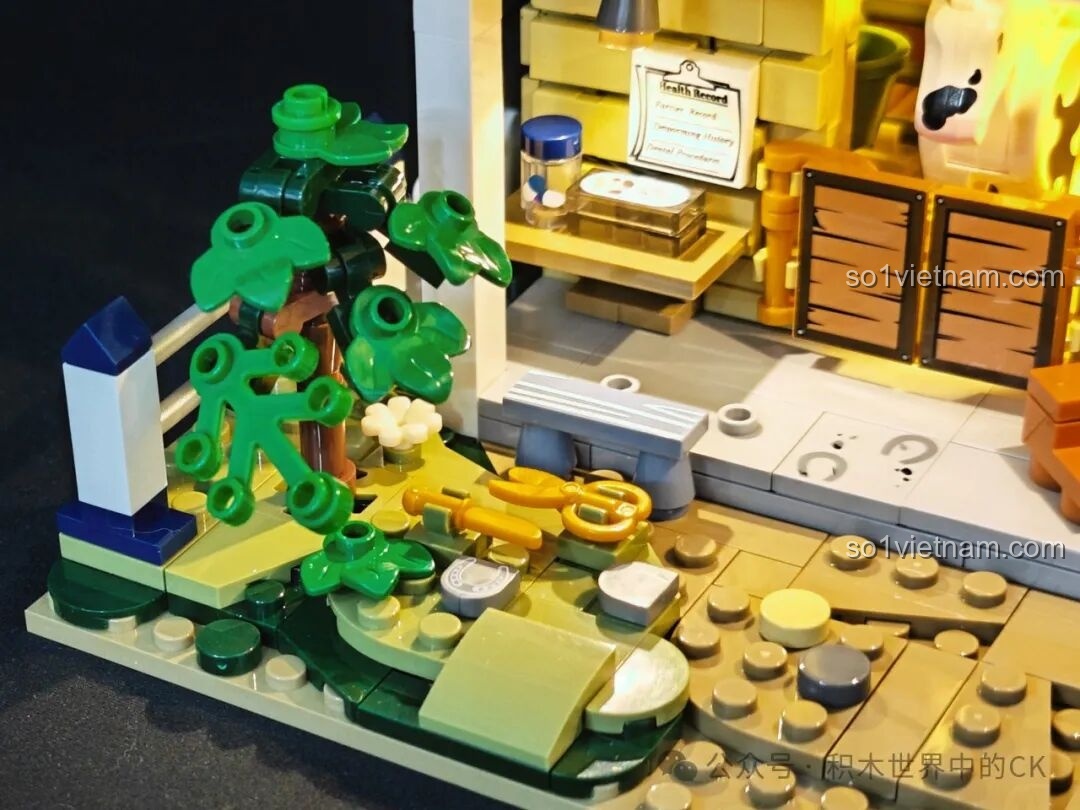 Cận cảnh khu vực sân vườn của mô hình FunWhole F9080 với cây cối, hoa và các dụng cụ làm vườn.