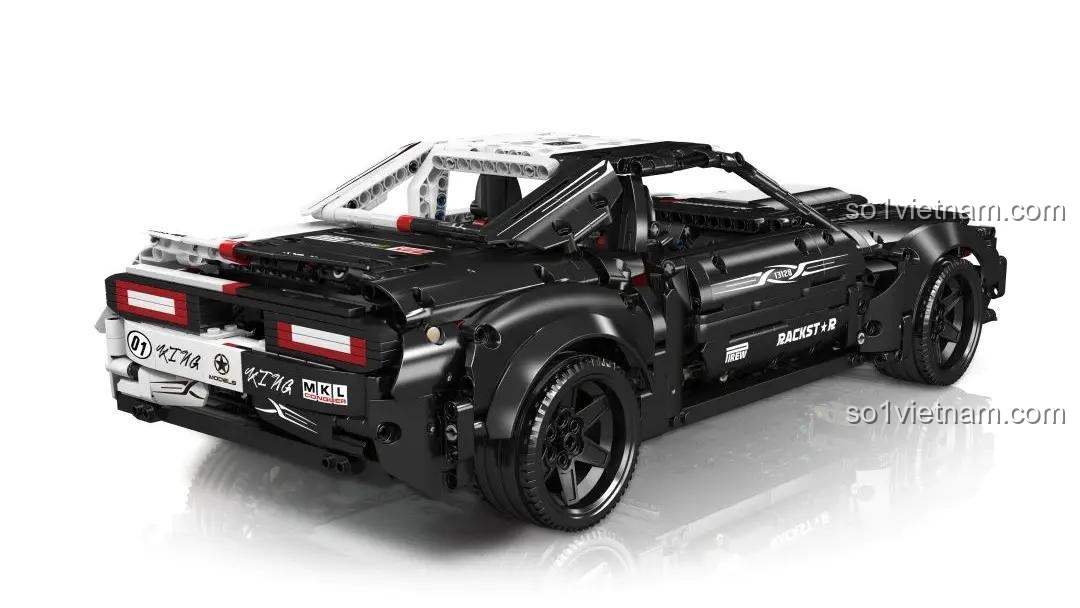 Chi tiết phía sau của mô hình Dodge Hellcat 13128 từ Mould King, thể hiện thiết kế tinh xảo của bộ lắp ráp xe cơ bắp Dodge Hellcat.