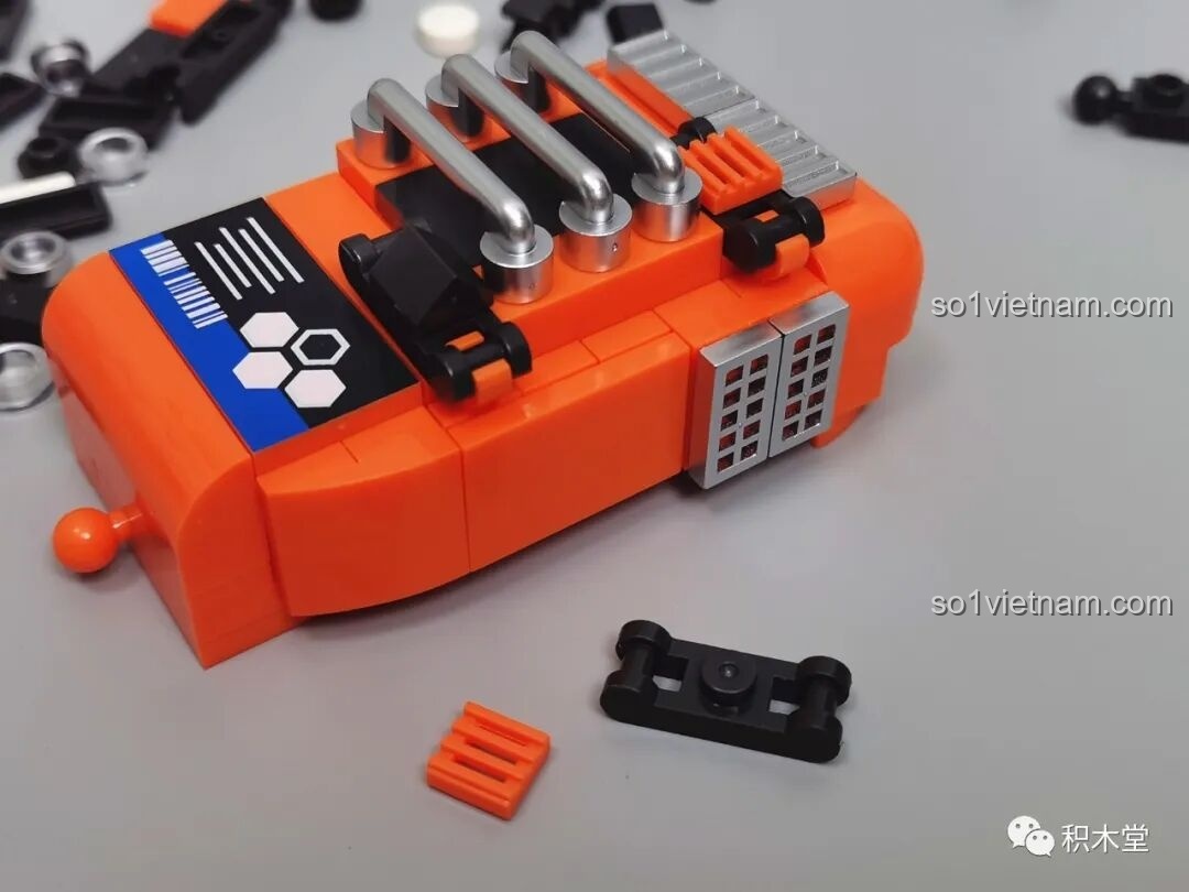 Cận cảnh các chi tiết sơn kim loại và miếng ghép in sẵn của FUNIFY W9006 Chiến Binh Cơ Khí ZENN, thể hiện chất lượng cao và sự tỉ mỉ trong thiết kế.