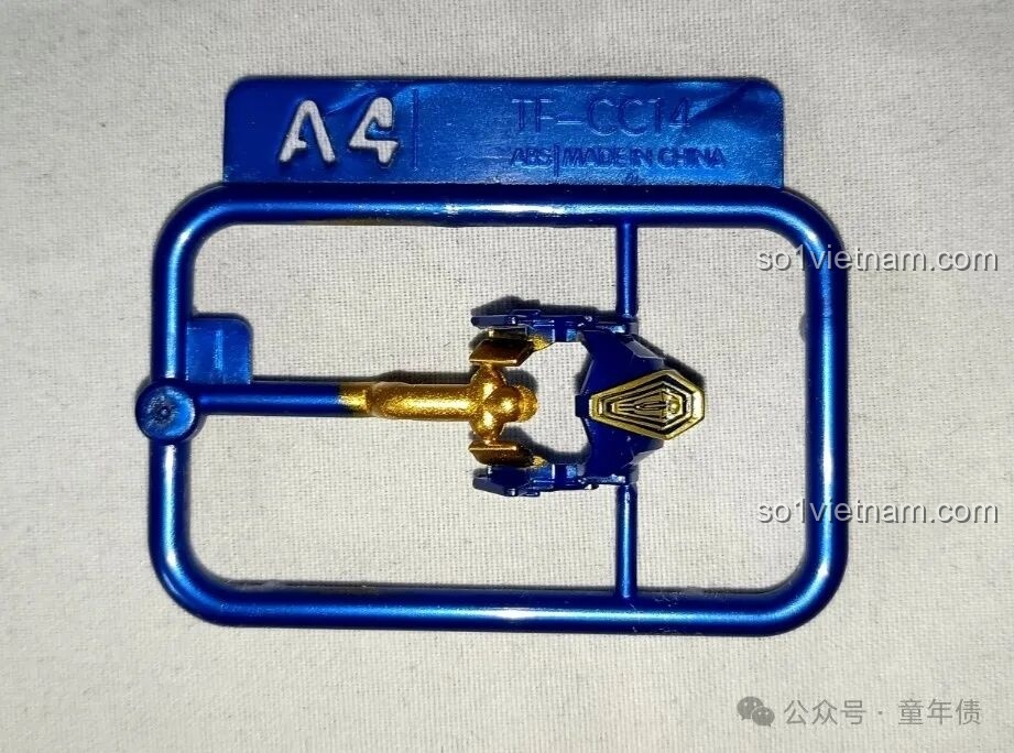 Cận cảnh một chi tiết được sơn sẵn đường line vàng tinh xảo, điểm cộng lớn trong trải nghiệm Blokees 71164.