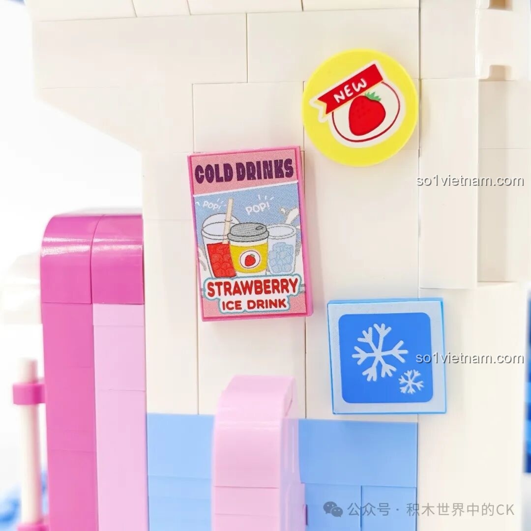 Các sticker trang trí trên tường của tiệm kem Loopy, bao gồm quảng cáo đồ uống và biểu tượng bông tuyết.