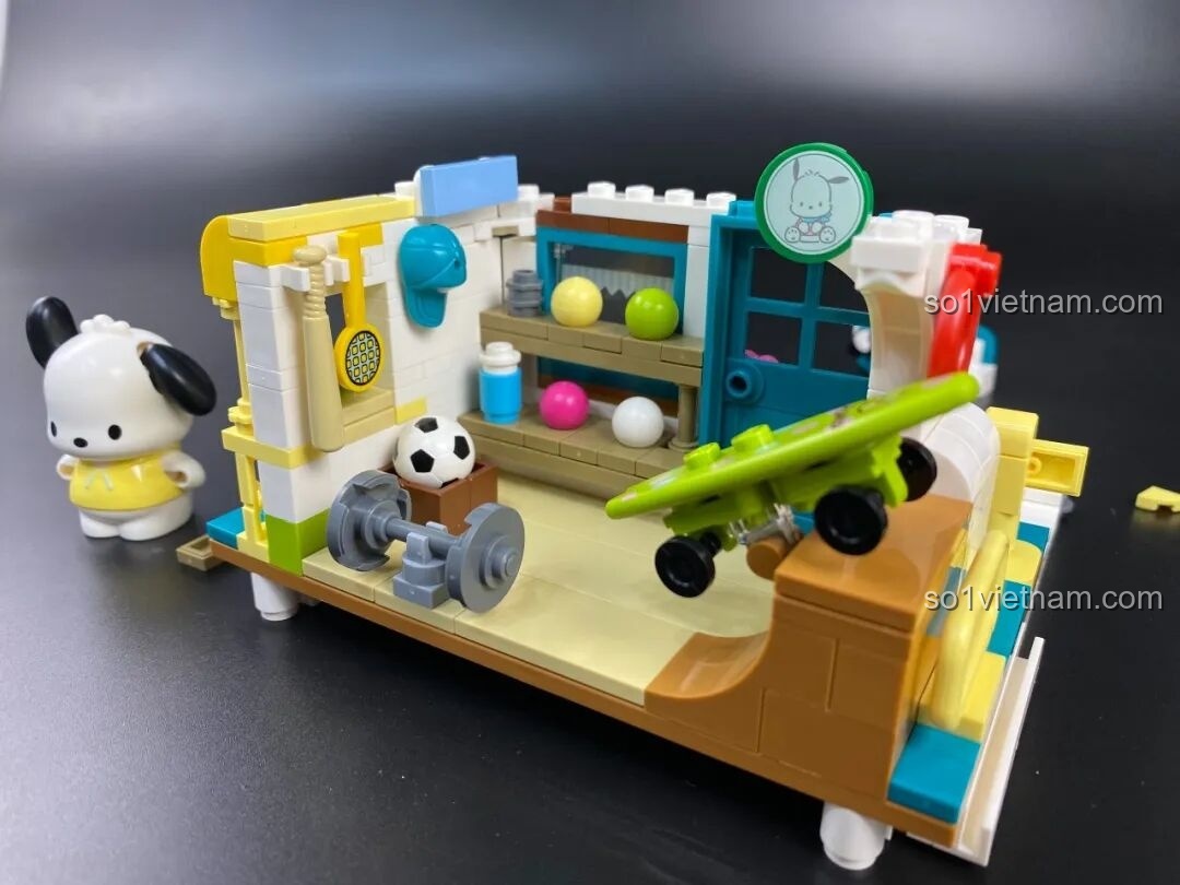 Chi tiết sticker hình Pochacco dùng để trang trí bên trong nhà thi đấu, tăng thêm vẻ sinh động cho mô hình.