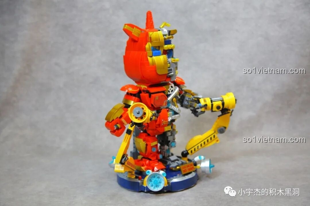 Cận cảnh các sticker được dán trên phần chân bọc giáp của robot ZHEGAO GZ8008.