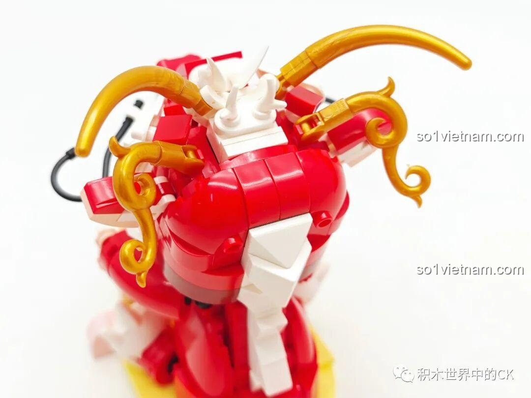 Cận cảnh chi tiết cặp sừng vàng cong vút của mô hình rồng Keeppley K19909.