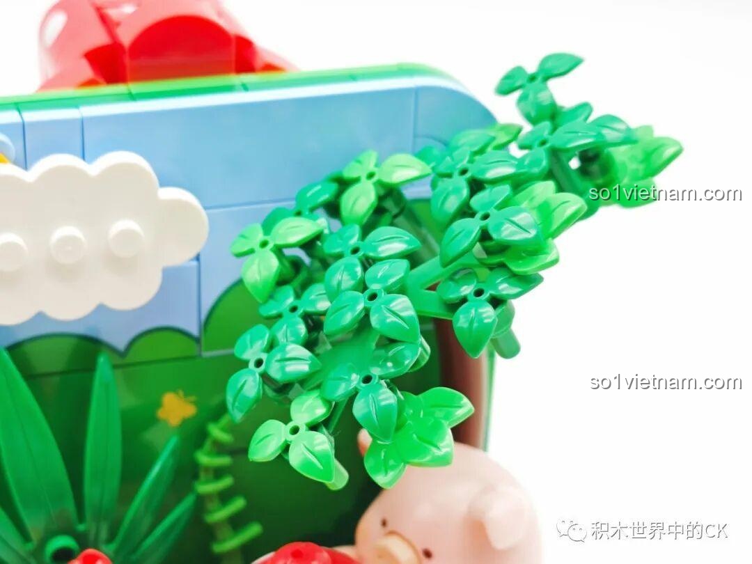 Cận cảnh chi tiết tán lá cây xanh mướt được lắp ghép tỉ mỉ trong bộ xếp hình LuLu the Pig Mushroom House.