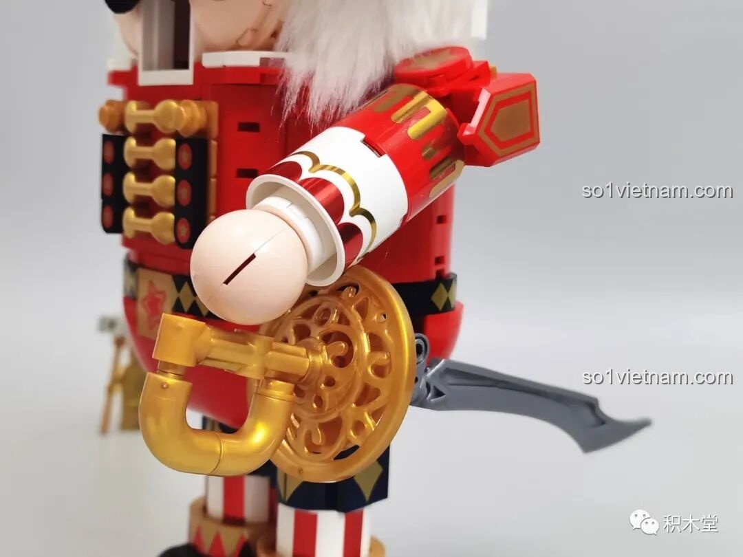 Cận cảnh phần tay cầm kiếm của Hoàng Tử Kẹp Hạt Dẻ, có thể thay đổi linh hoạt.