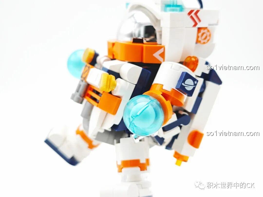 Cận cảnh chi tiết cánh tay của mô hình JAKI JK8505, thể hiện sự kết hợp màu sắc và các mảnh ghép chức năng.