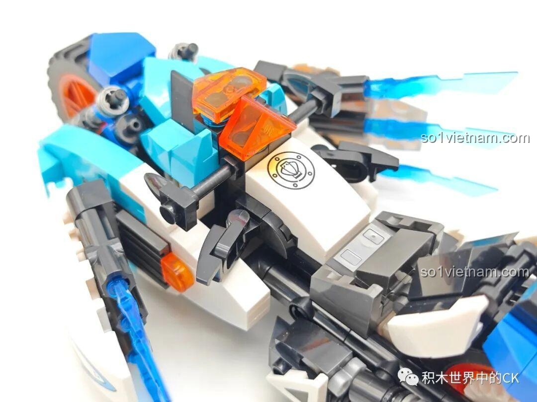 Cận cảnh khu vực tay lái và bình xăng của bộ lắp ráp Xe moto phong cách khoa học viễn tưởng cho bé 6 tuổi.