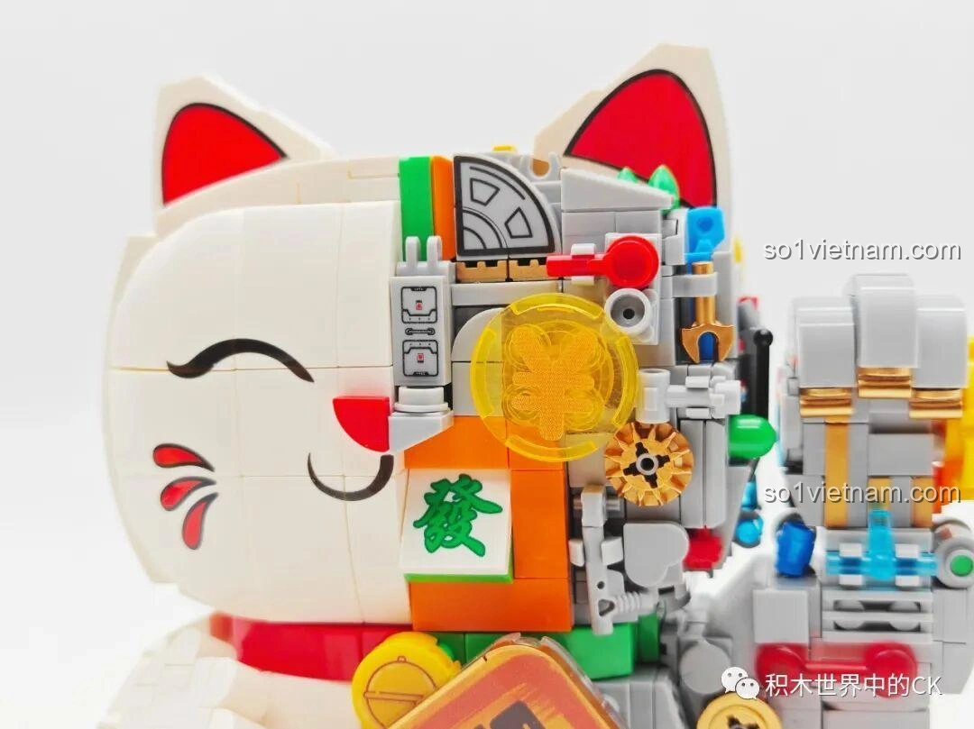 Cận cảnh chi tiết tay của Mèo Thần Tài Nửa Robot NiceBrick 200619, với tấm biển may mắn và các mảnh ghép cơ khí nhỏ, thể hiện sự tinh xảo.