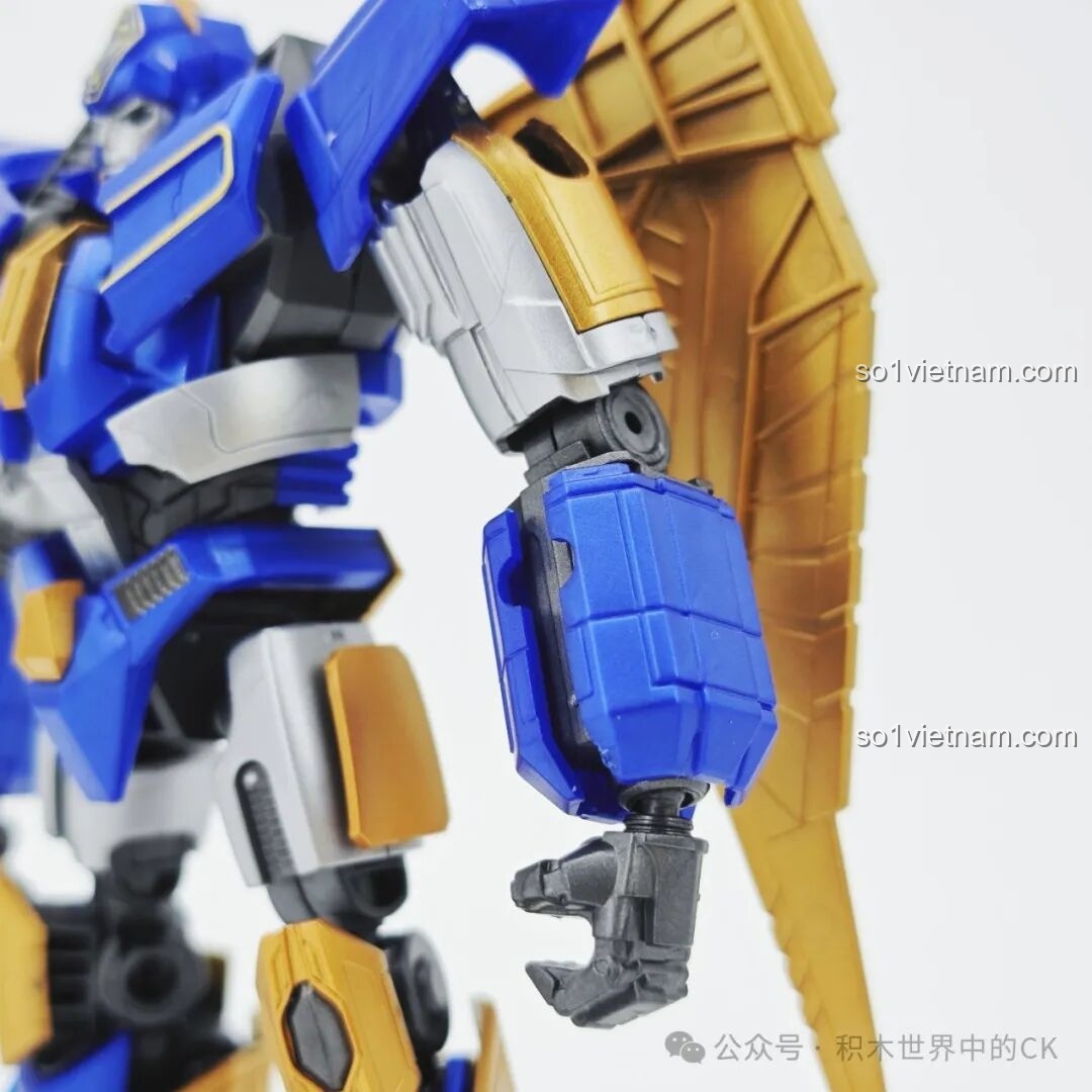 Cận cảnh chi tiết cánh tay và khớp tay của bộ lắp ghép Transformer Sentinel Prime Blokees xịn giá rẻ.