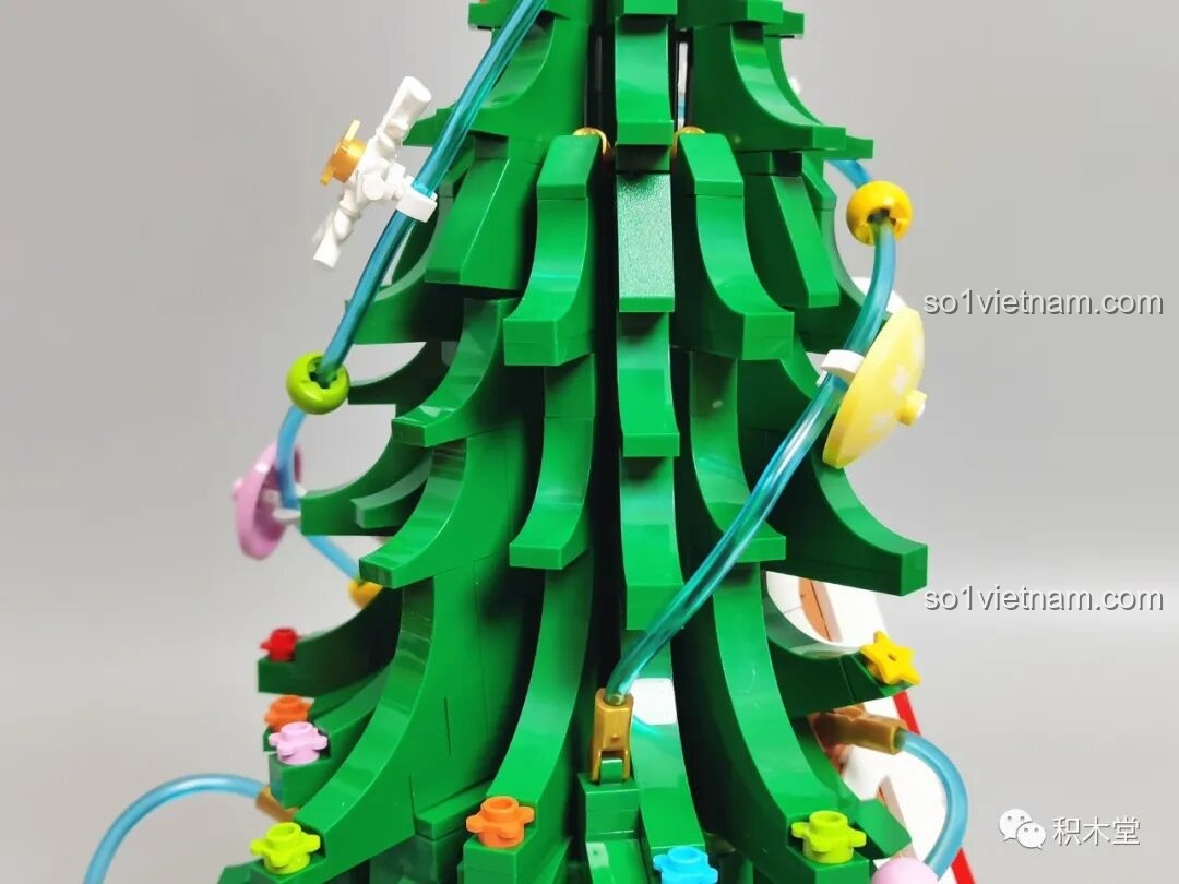 Cận cảnh phần thân cây thông của bộ JAKI JK5128, được tạo hình từ nhiều lớp gạch xanh.