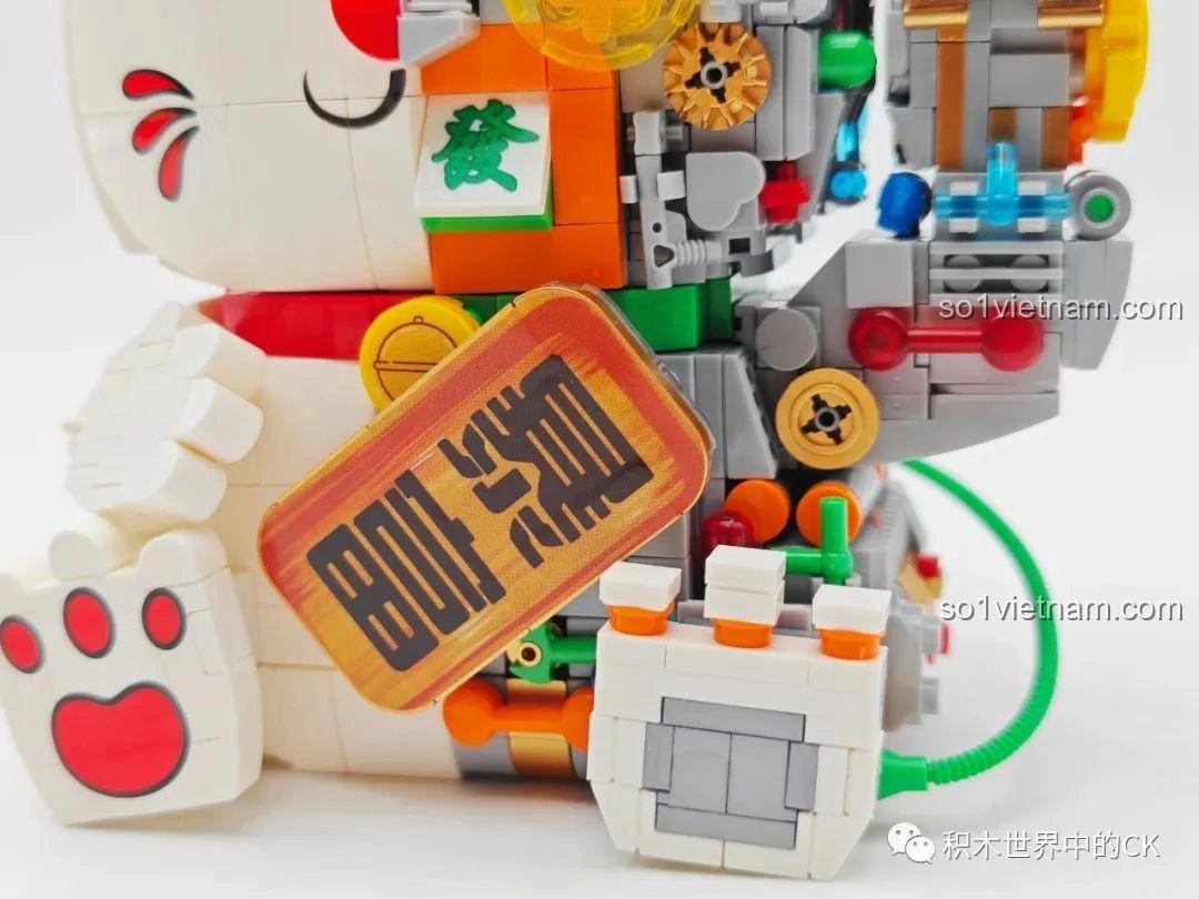 Cận cảnh chi tiết phần thân dưới của Mèo Thần Tài Nửa Robot NiceBrick 200619, với các ống dẫn và bánh răng giả lập, tăng tính chân thực cho mô hình.