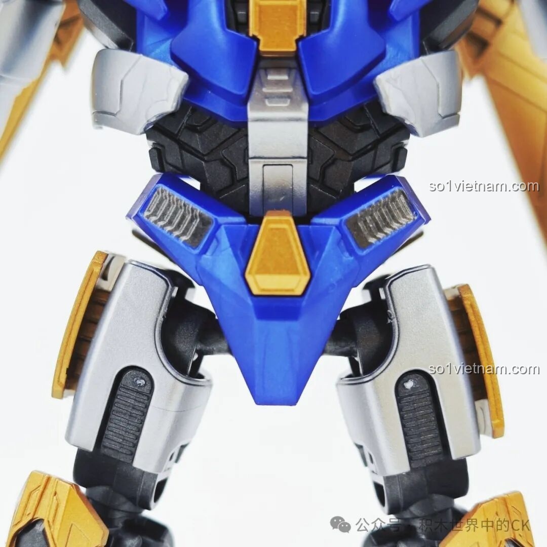 Cận cảnh chi tiết phần thân dưới và hông của mô hình Người máy Sentinel Prime 71164 hợp túi tiền.