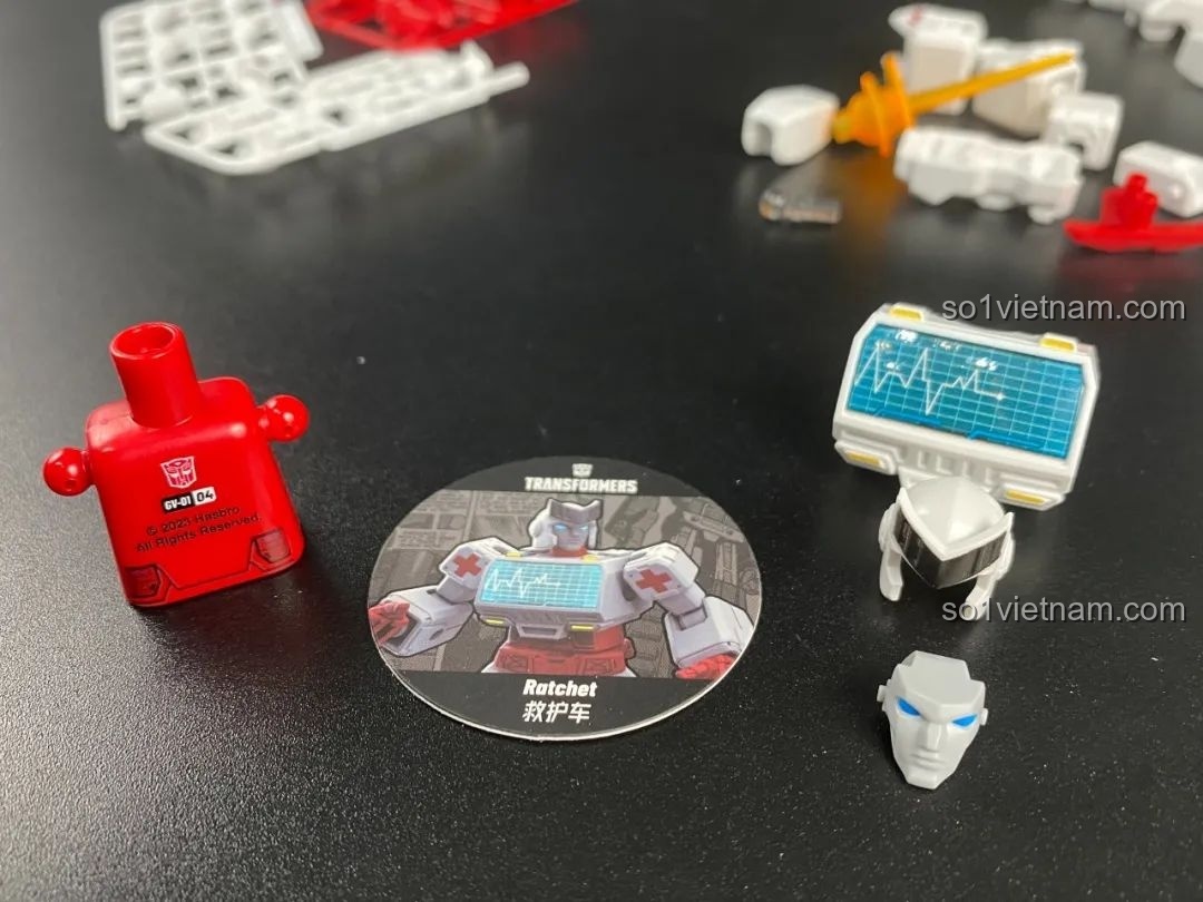 Các chi tiết của mô hình Ratchet G1, bao gồm thân, đầu, ngực và thẻ bài.