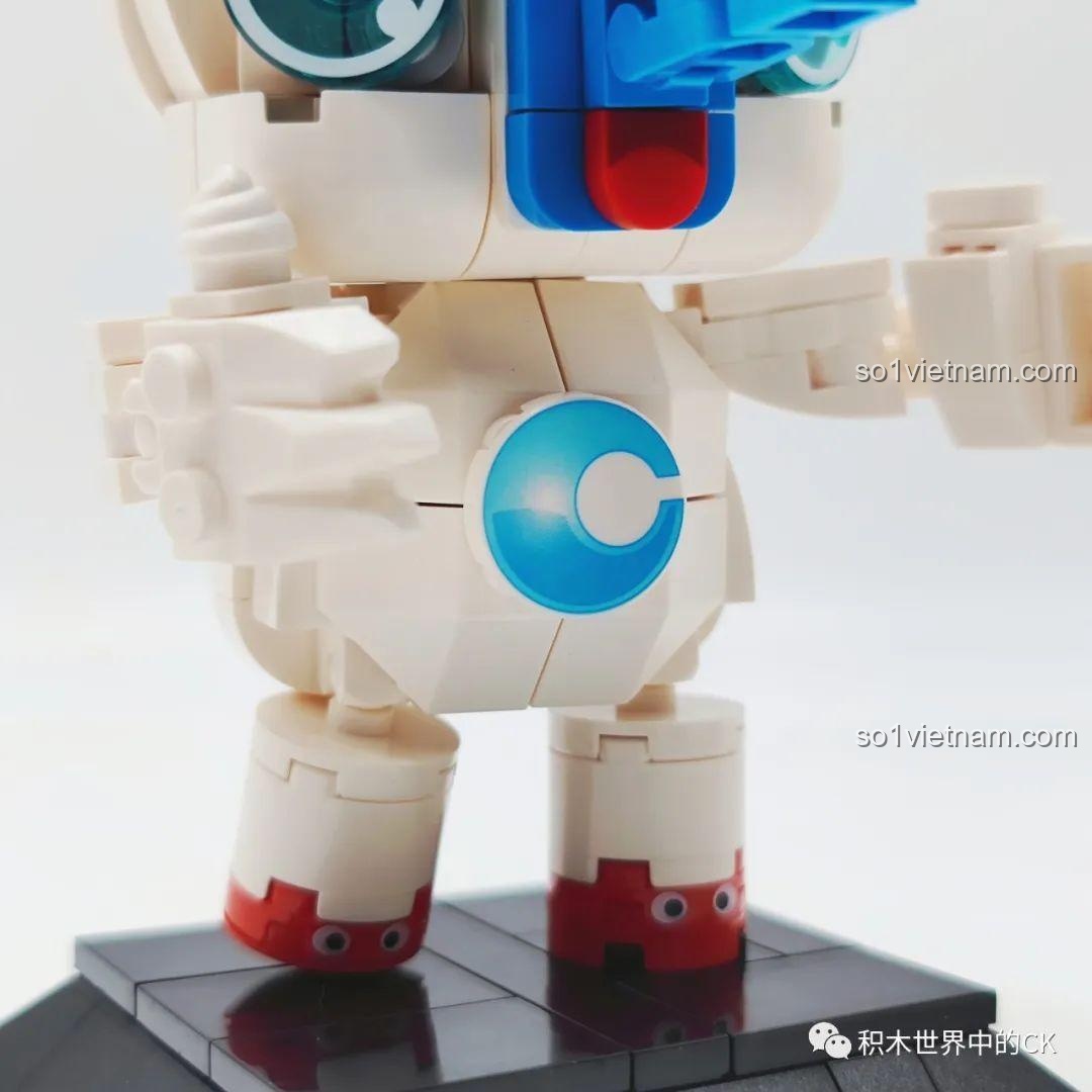 Cận cảnh chi tiết phần thân và chân của đồ chơi lắp ráp Mô hình Teng GDS998 giá hời, với logo chữ C nổi bật.