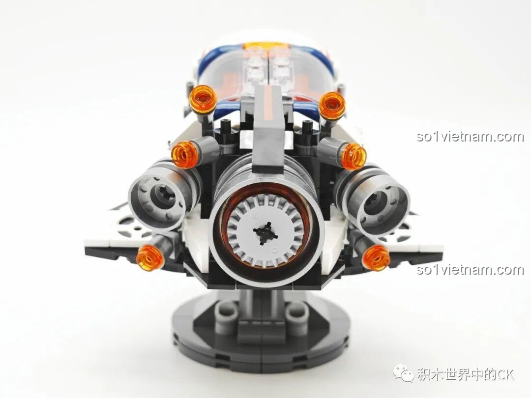 Chi tiết phần thân của tàu con thoi JAKI JK8507, với các mảnh ghép trong suốt và các chi tiết trang trí.