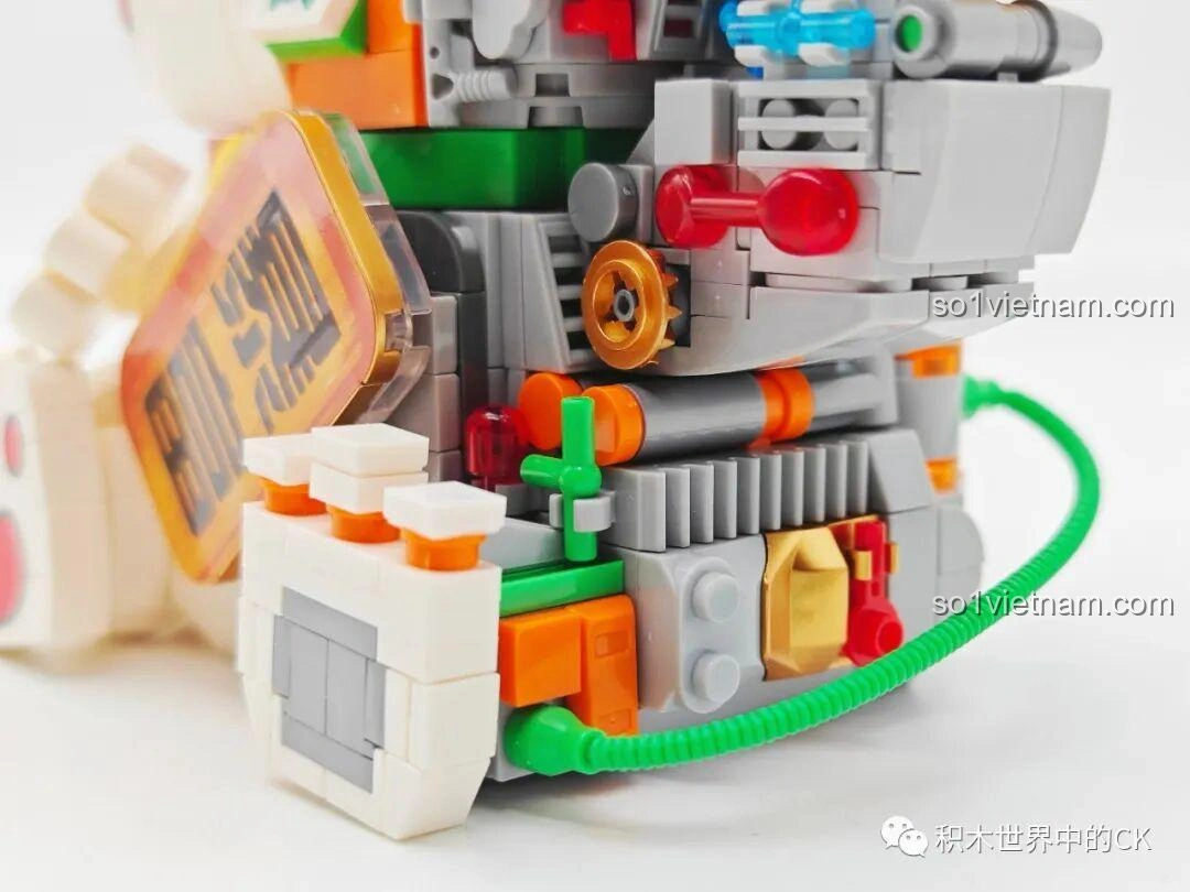 Cận cảnh chi tiết phần thân trên cơ khí của Mèo Thần Tài Nửa Robot NiceBrick 200619, với các đường nét sắc sảo và màu sắc nổi bật, tạo điểm nhấn ấn tượng.