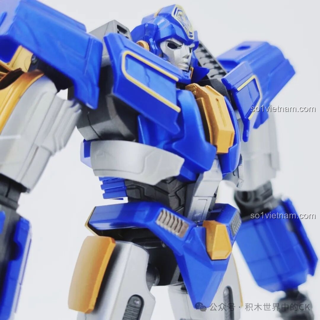 Chi tiết phần thân trên của đồ chơi mô hình Sentinel Prime cho trẻ trên 12 tuổi, với các lớp giáp và màu sắc đẹp mắt.