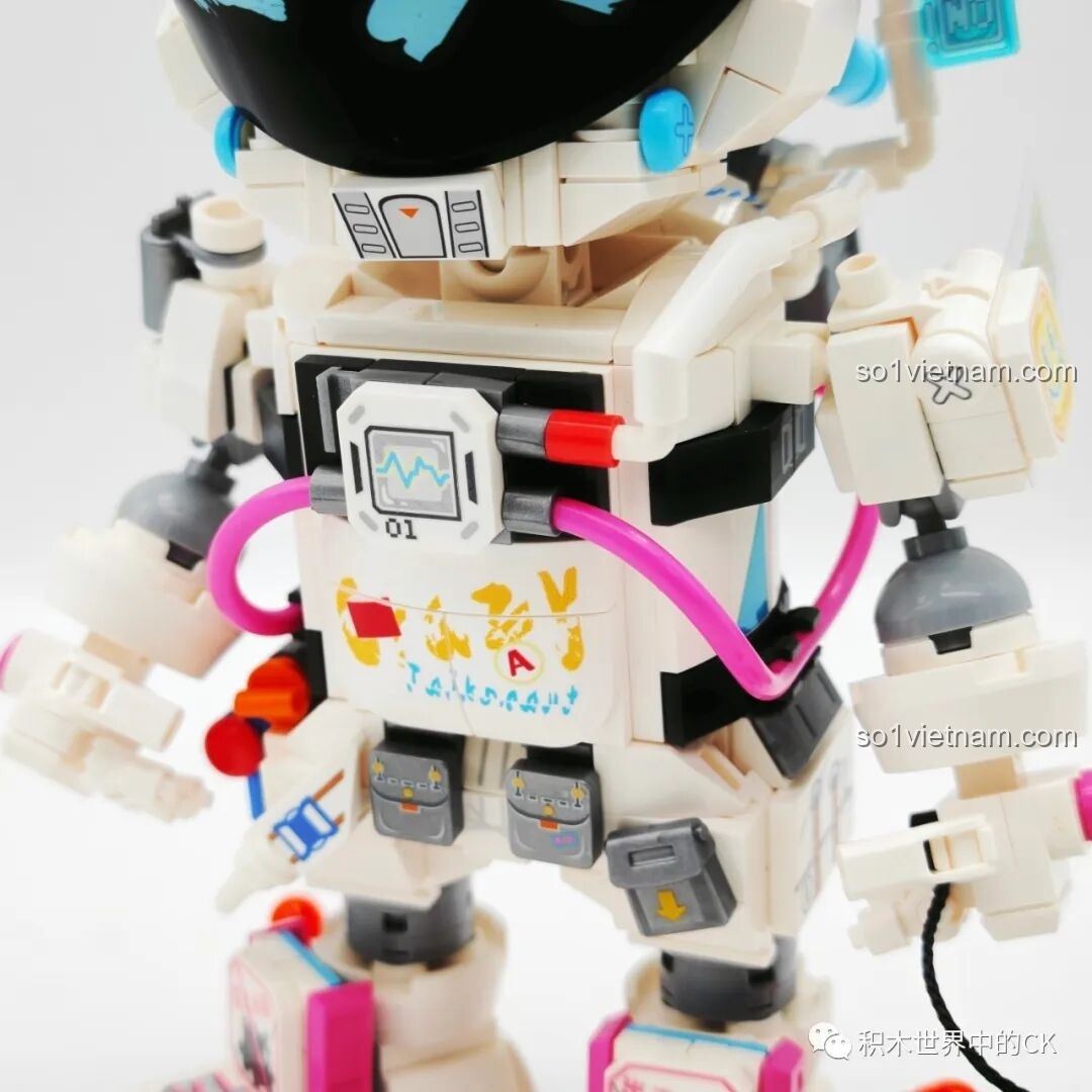 Cận cảnh phần thân trước của mô hình Sembo 203401 với các chi tiết máy móc, dây nối và sticker trang trí.