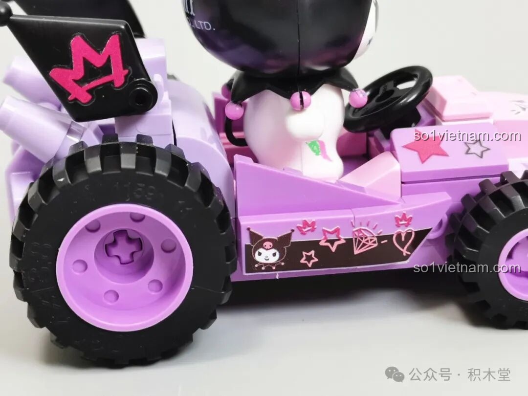 Chi tiết thân xe đua Kuromi TC1724 với hình in đầu lâu và trái tim.