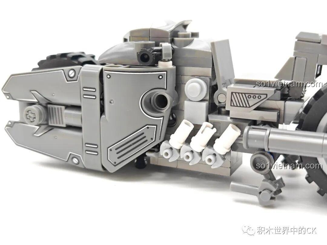 Cận cảnh chi tiết thân xe và các ống xả của bộ xếp hình Mô tô chiến đấu Batcycle cho bé trên 6 tuổi.