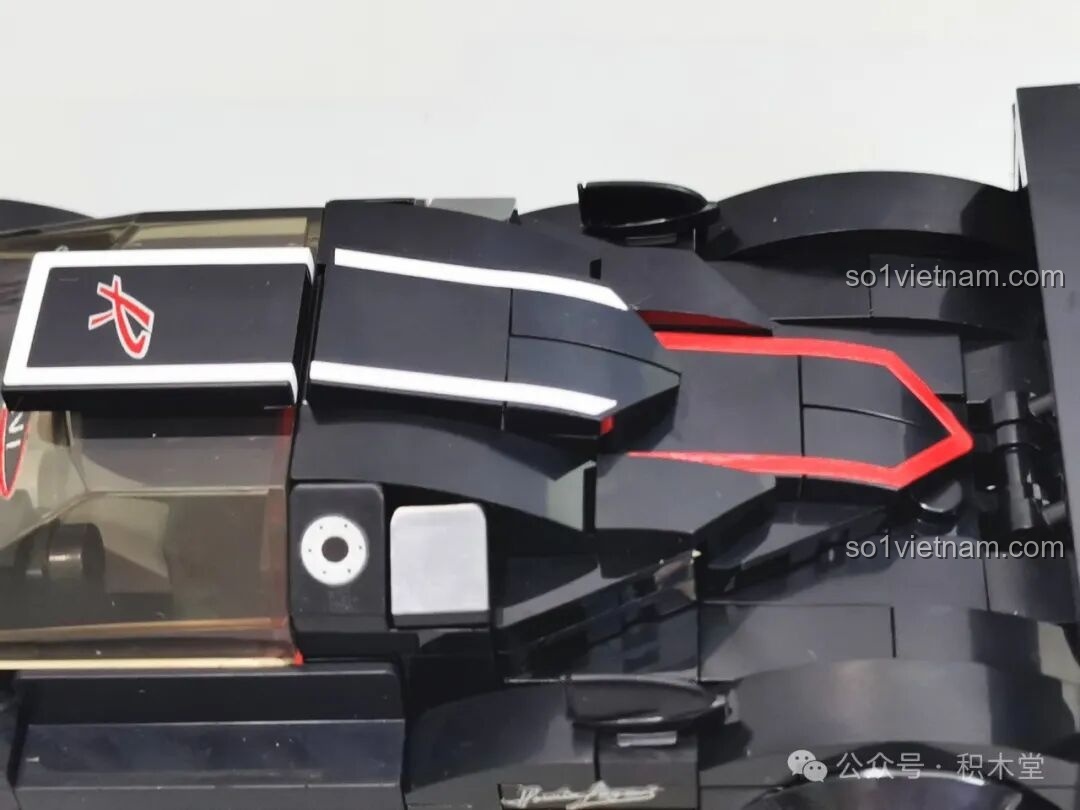 Các chi tiết trên thân xe RASTAR 93900 được lắp ráp từ nhiều mảnh ghép nhỏ, tạo nên những đường nét phức tạp và đẹp mắt.