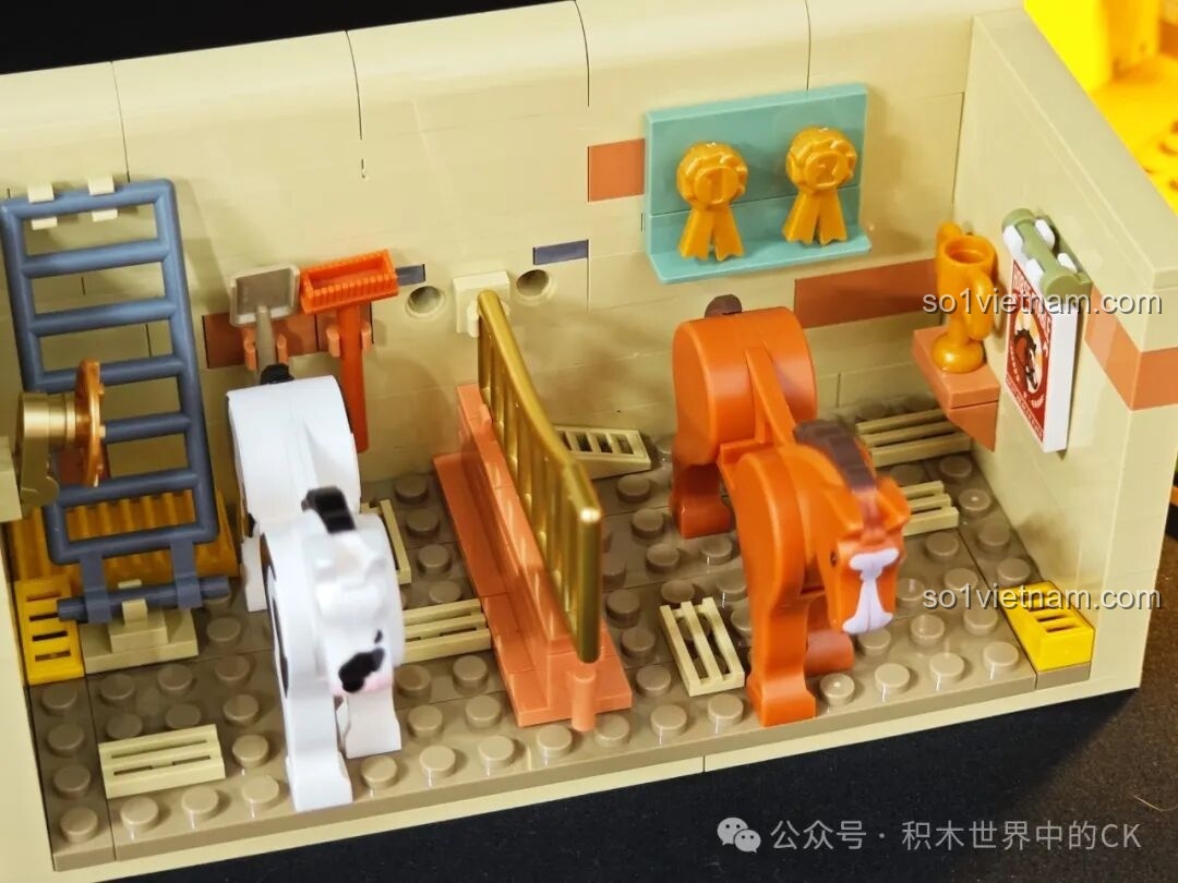 Chi tiết thang leo và các giải thưởng được trưng bày trên gác mái của mô hình FunWhole F9080.