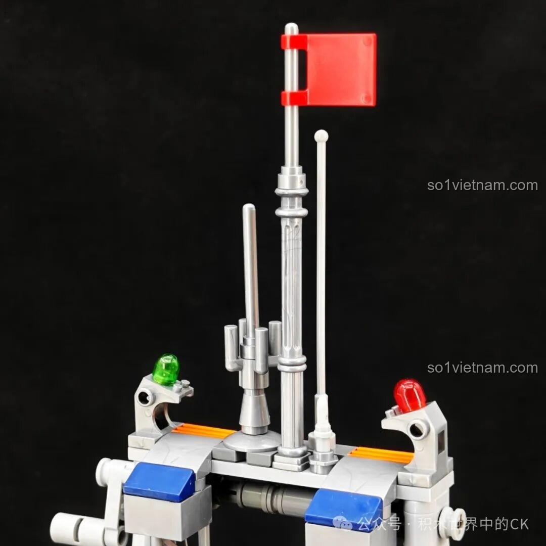 Cận cảnh đỉnh tháp ăng-ten của Căn Cứ Mặt Trăng Keeppley K10235, với cờ và các đèn tín hiệu.