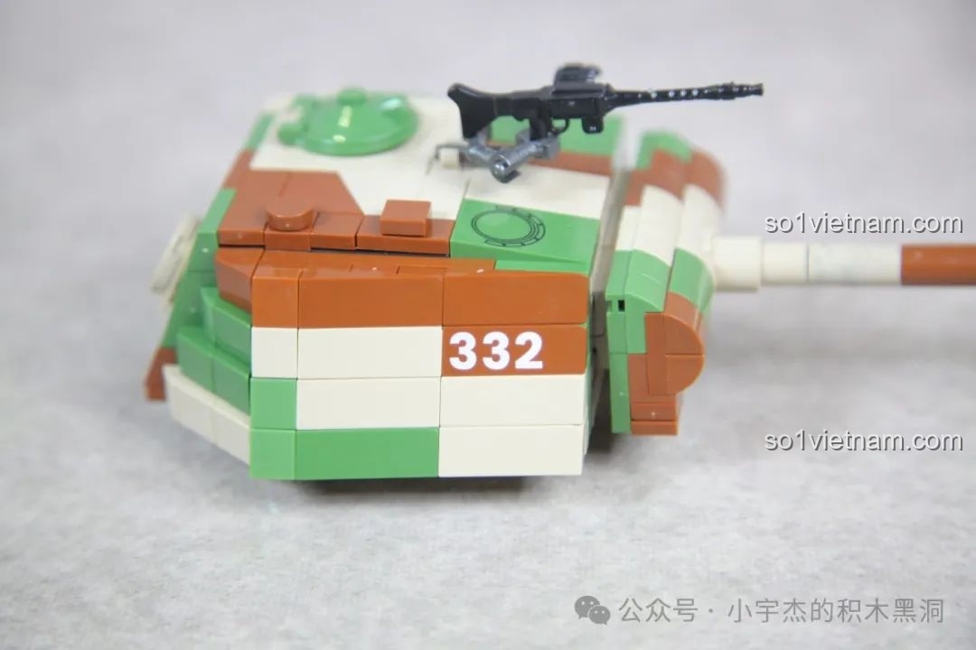 Cận cảnh các chi tiết trên tháp pháo của xe tăng Panther G 100252, bao gồm súng máy và cửa hầm.