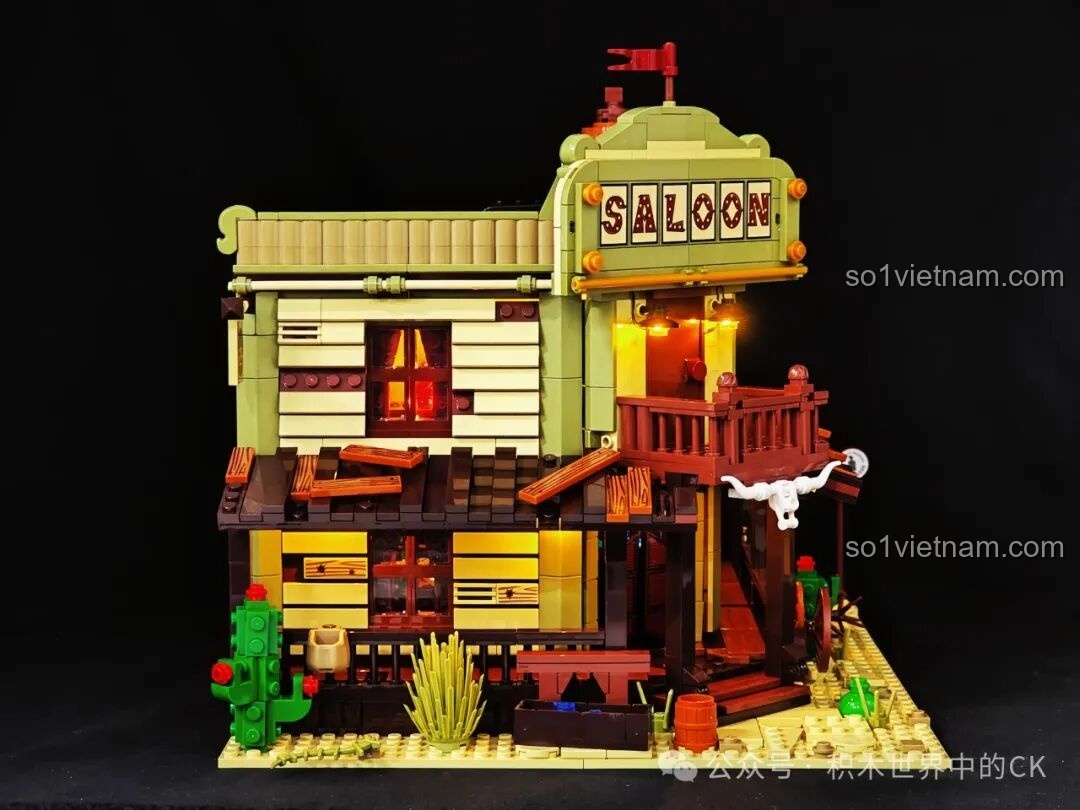 Chi tiết thùng gỗ và chậu cây nhỏ trang trí bên ngoài Saloon Miền Tây F9021.