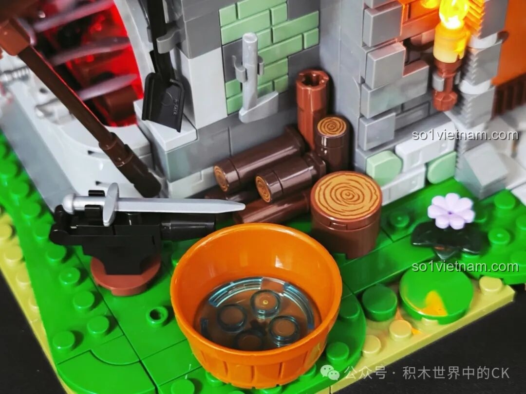Chi tiết cận cảnh thùng nước tôi luyện và chiếc đe trong bộ lắp ghép Xưởng Rèn Trung Cổ Funwhole F9040.