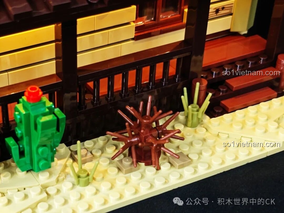 Chi tiết thùng nước và hộp đựng pin đèn LED trên mái nhà của Saloon Miền Tây F9021.