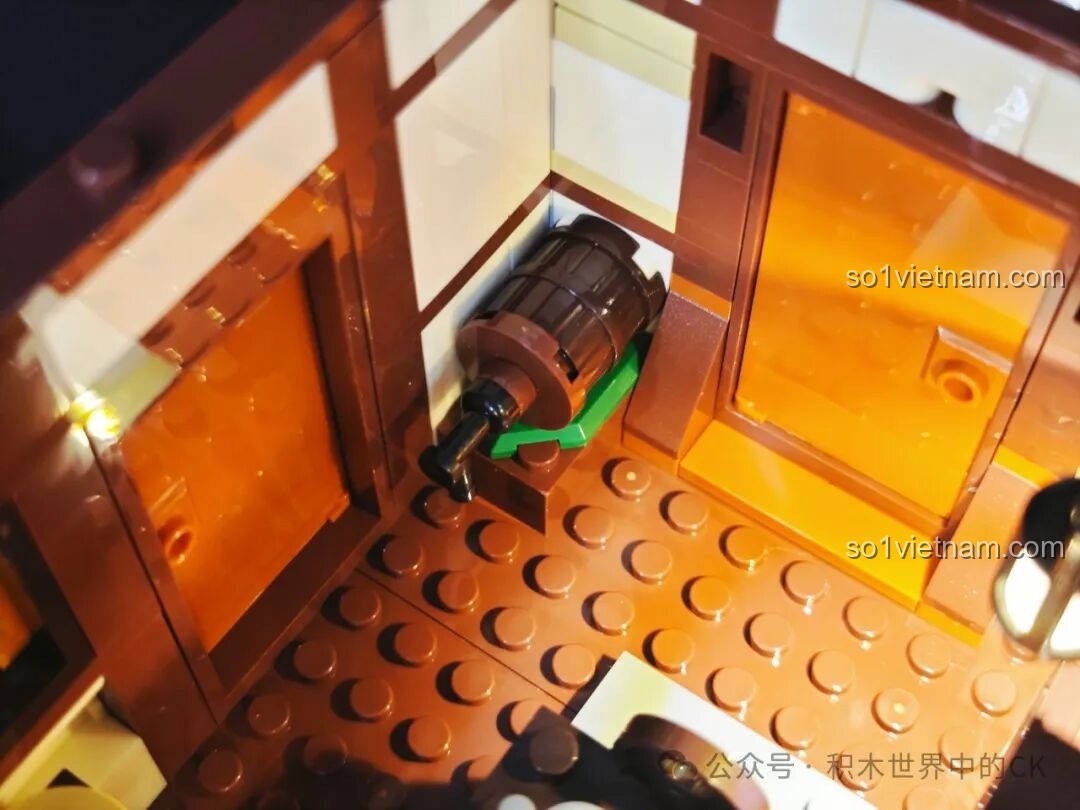 Chi tiết một thùng rượu gỗ được đặt trong góc nhà của mô hình Funwhole F9040, một nét đặc trưng của thời trung cổ.