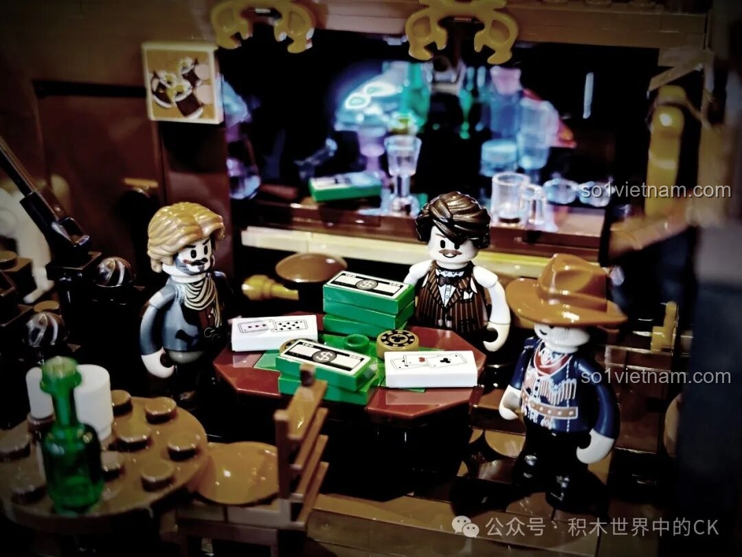 Cận cảnh thùng rượu lớn trong Saloon Miền Tây F9021, một chi tiết trang trí độc đáo.