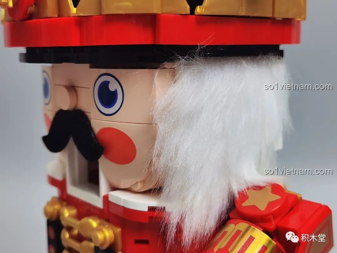 Cận cảnh mái tóc trắng bằng lông mềm của Hoàng Tử Kẹp Hạt Dẻ, tạo cảm giác chân thực và đáng yêu.