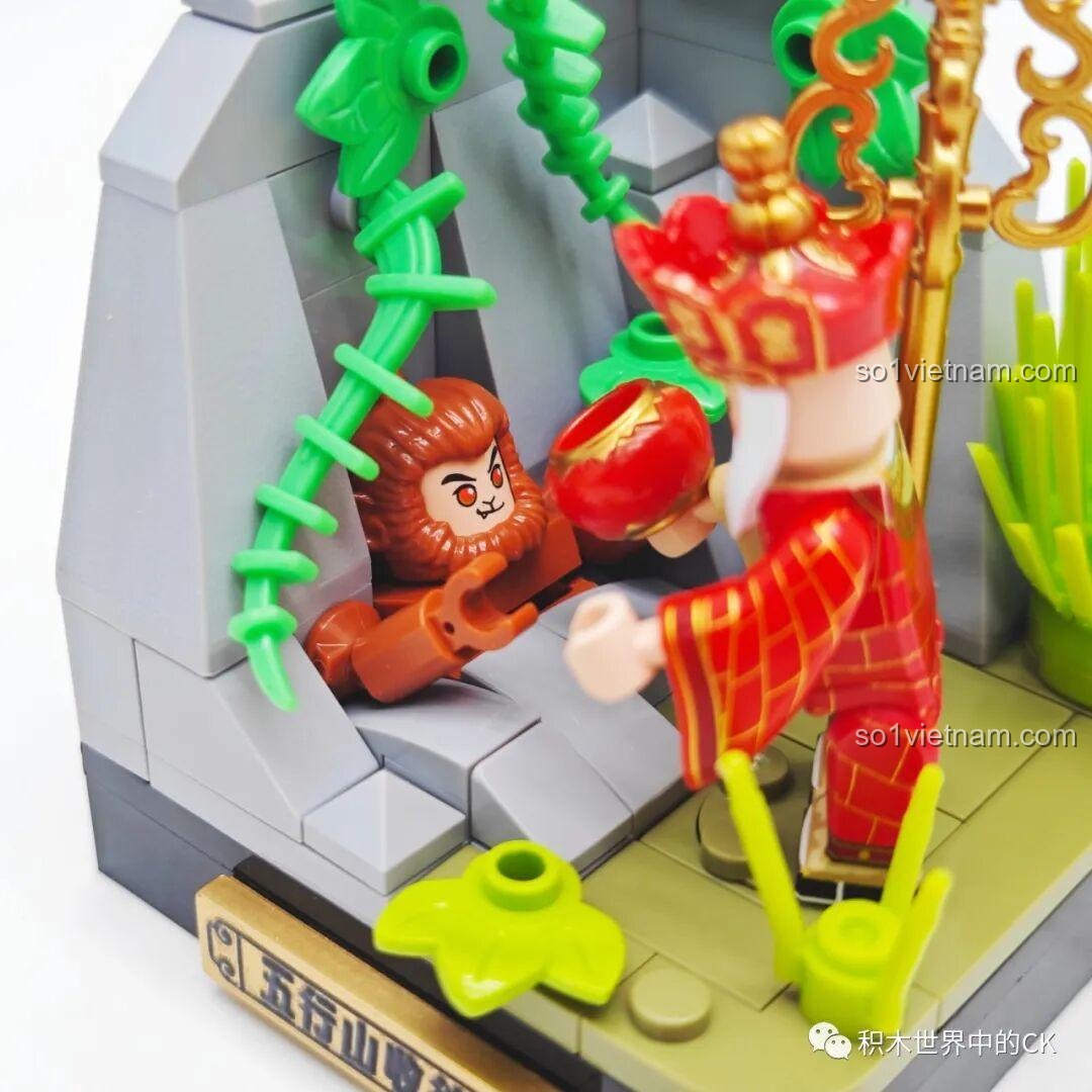 Cận cảnh Tôn Ngộ Không bị đè dưới núi Ngũ Hành, đang nhận bát từ Đường Tăng, chi tiết cảm động trong bộ lắp ráp Chaoqiqu.