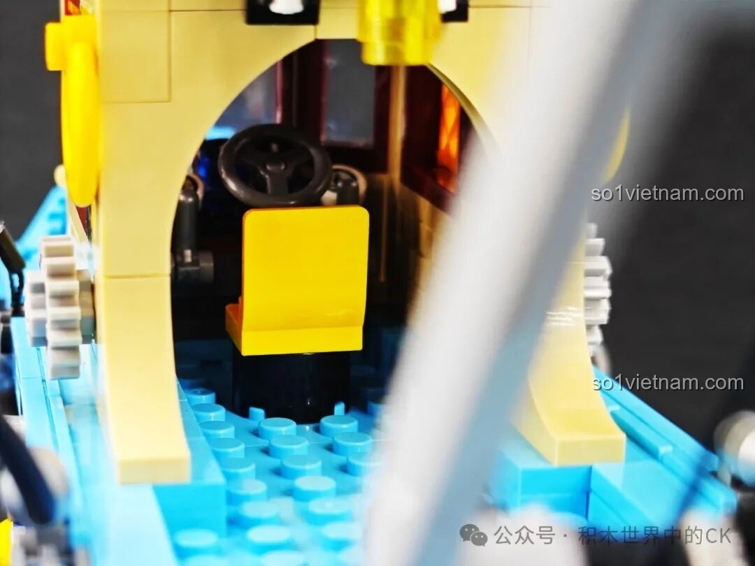 Chi tiết trang trí hình đôi cánh chim và đèn lồng bên hông cabin của mô hình ZHEGAO 958015.