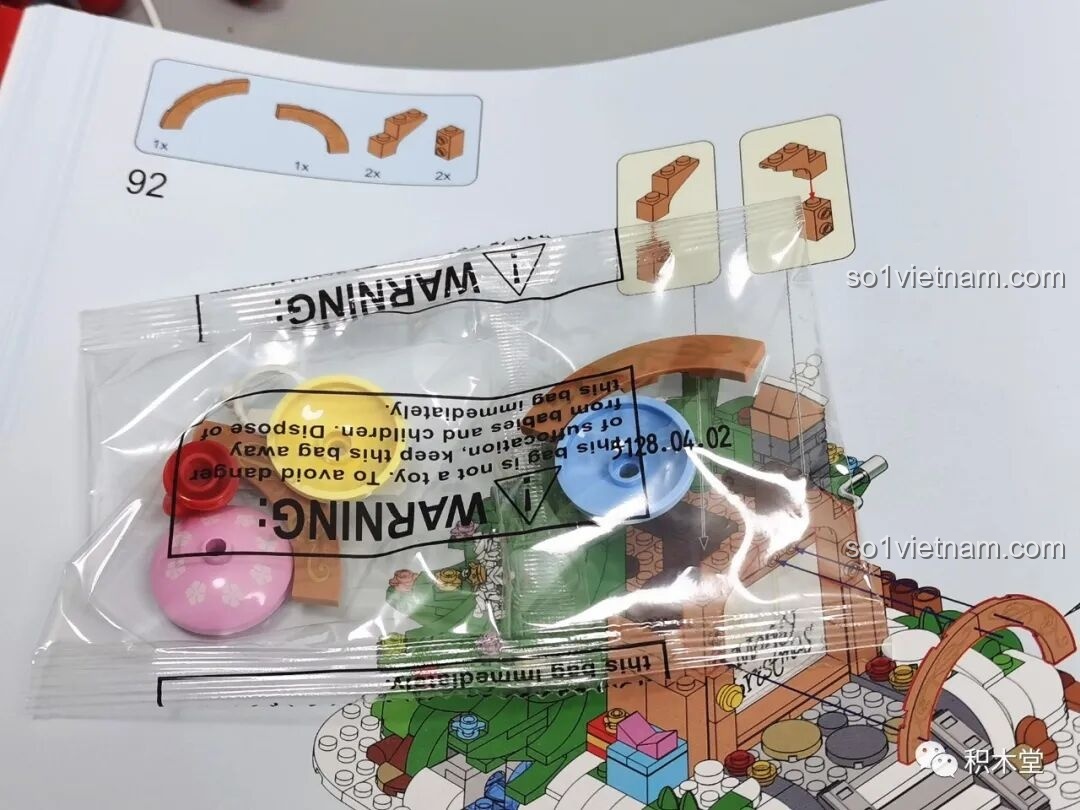 Các chi tiết trang trí nhỏ như dây đèn, quả châu được đóng gói riêng trong bộ JAKI JK5128.