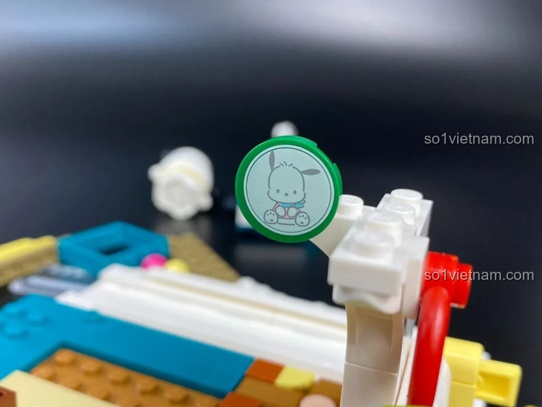 Cận cảnh một chi tiết trang trí hình tròn được in hình Pochacco, một điểm nhấn đáng yêu trong bộ lắp ráp.