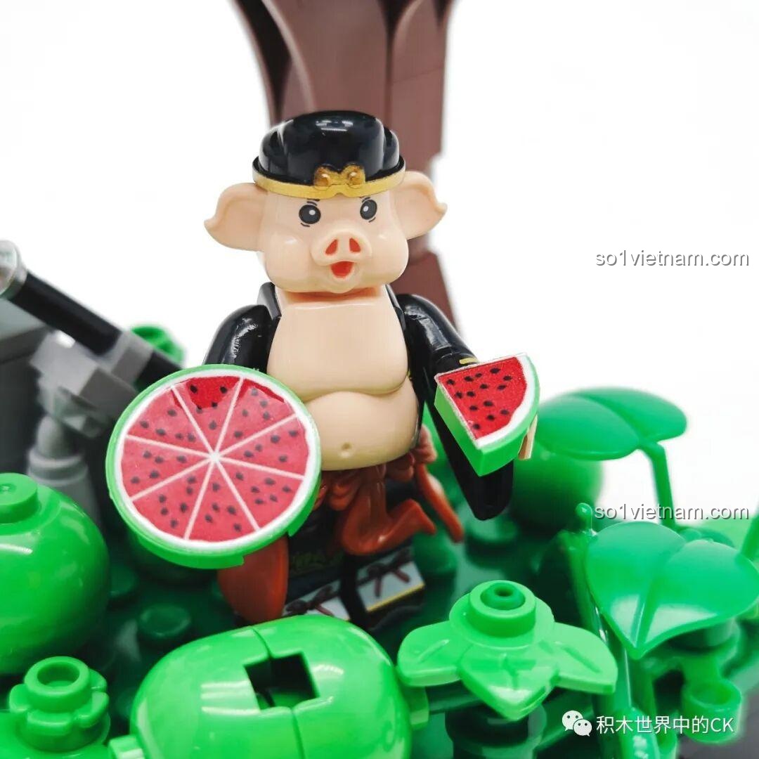 Cận cảnh Trư Bát Giới đang cầm hai miếng dưa hấu, biểu cảm vui vẻ, mô hình lắp ráp Chaoqiqu.