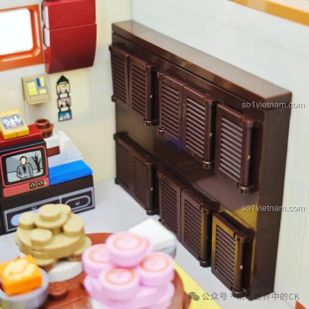 Cận cảnh chi tiết chiếc tủ gỗ lớn với nhiều ngăn kéo trong phòng khách, một món đồ nội thất quen thuộc trong các gia đình.