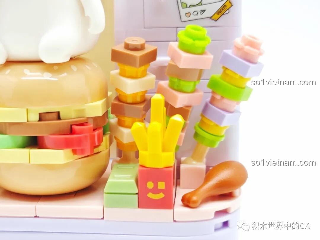 Chi tiết tủ lạnh mini màu tím có dán sticker đáng yêu và các chai lọ gia vị trong bộ lắp ráp Sembo.