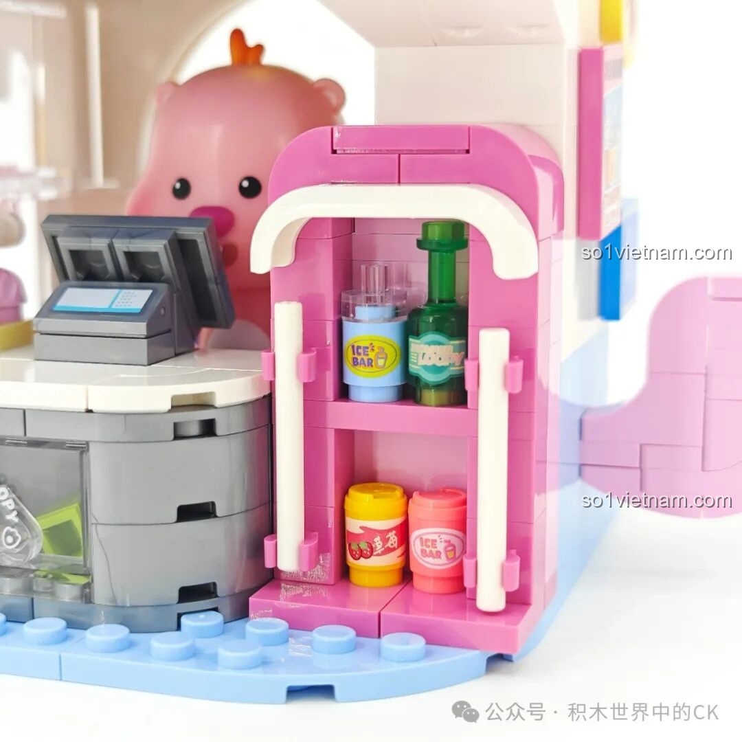 Chi tiết tủ lạnh mini trong tiệm kem Loopy TC2329, chứa các chai nước ngọt và lon nước giải khát.