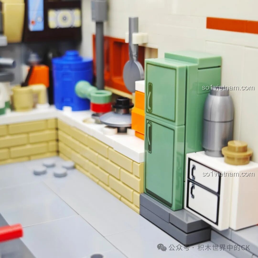 Cận cảnh chi tiết chiếc tủ lạnh mini màu xanh lá cây và tủ đựng đồ trong bếp, những vật dụng quen thuộc của thập niên 80.