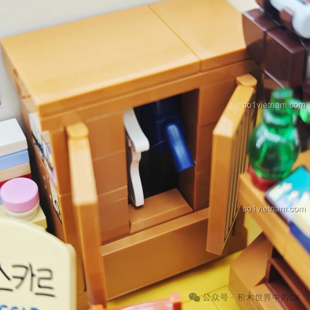 Cận cảnh chi tiết tủ quần áo có cánh cửa có thể mở ra, một chi tiết tương tác giúp mô hình thêm phần sống động.