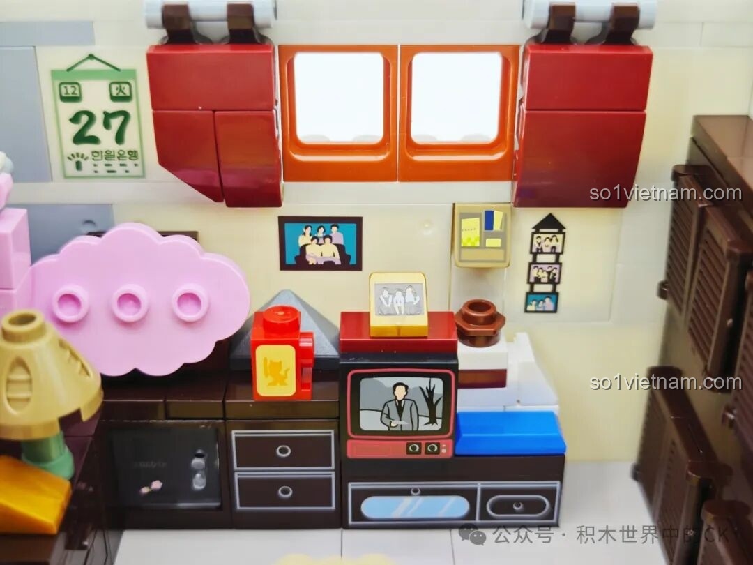 Cận cảnh chi tiết tủ tivi cổ, lịch treo tường và các khung ảnh nhỏ, tái hiện không khí gia đình ấm cúng.